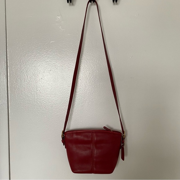Elegant Red Leather Shoulder Bag - Picture 6 of 11